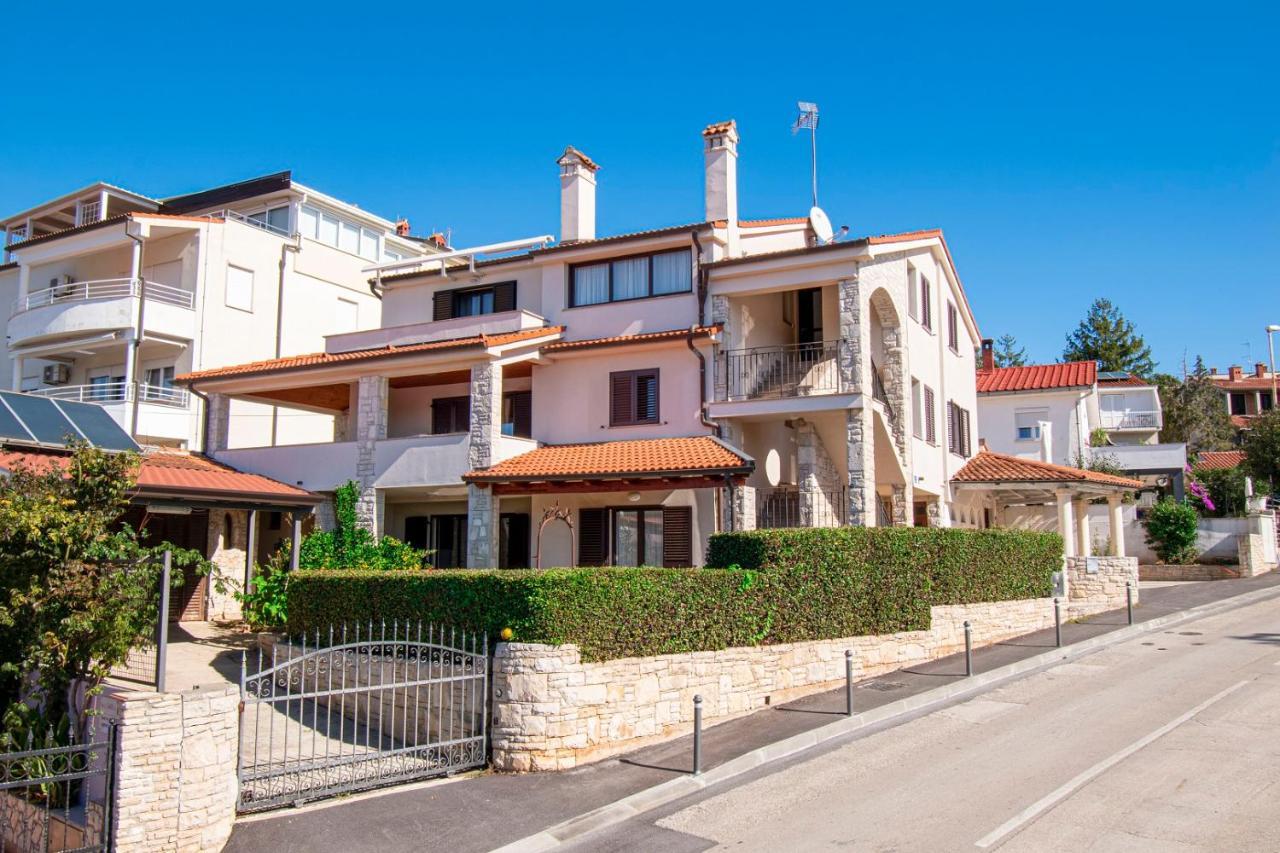 Holiday Apartment 50M From The Beach Pjescana Uvala Exterior photo