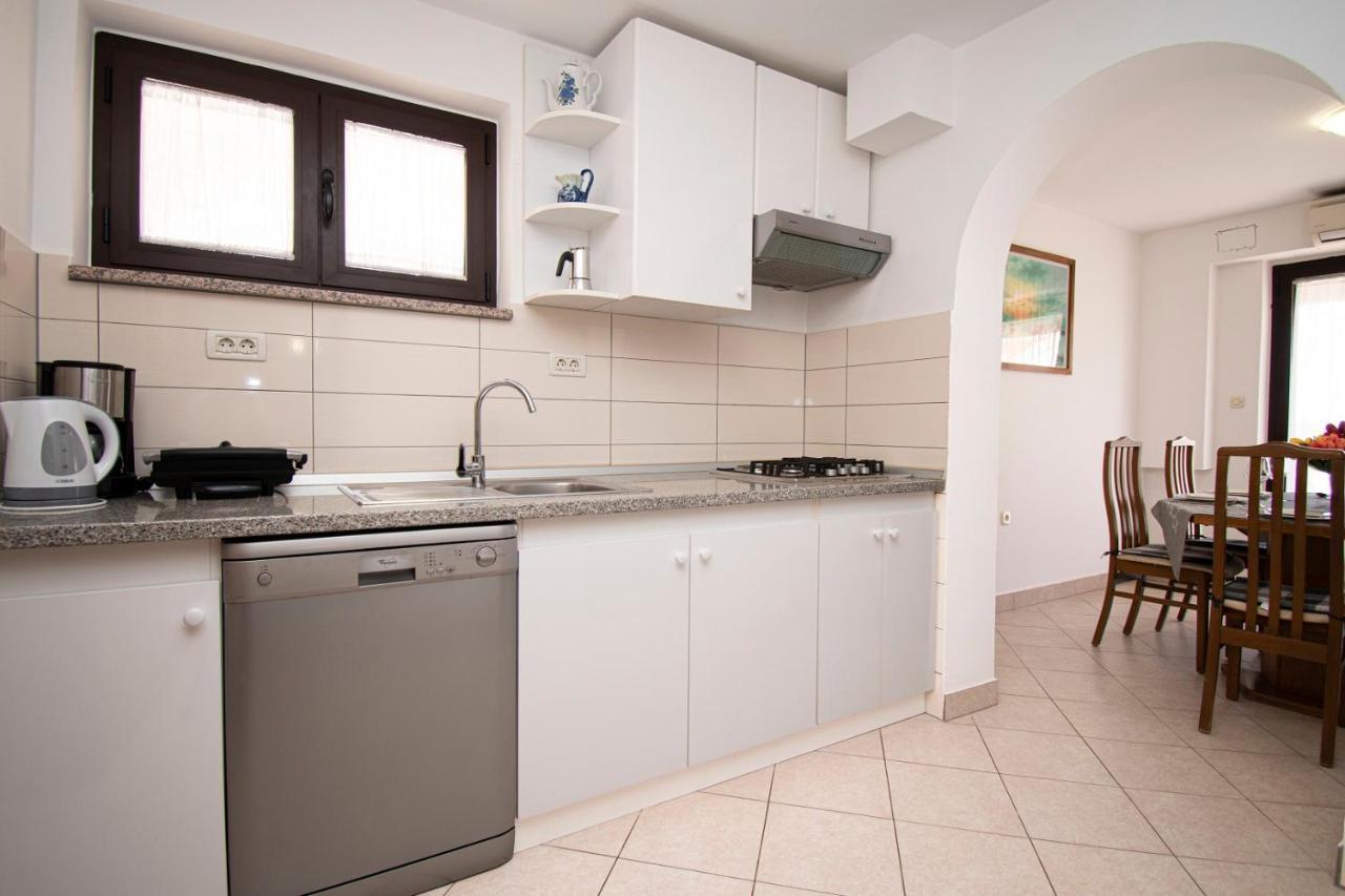 Holiday Apartment 50M From The Beach Pjescana Uvala Exterior photo