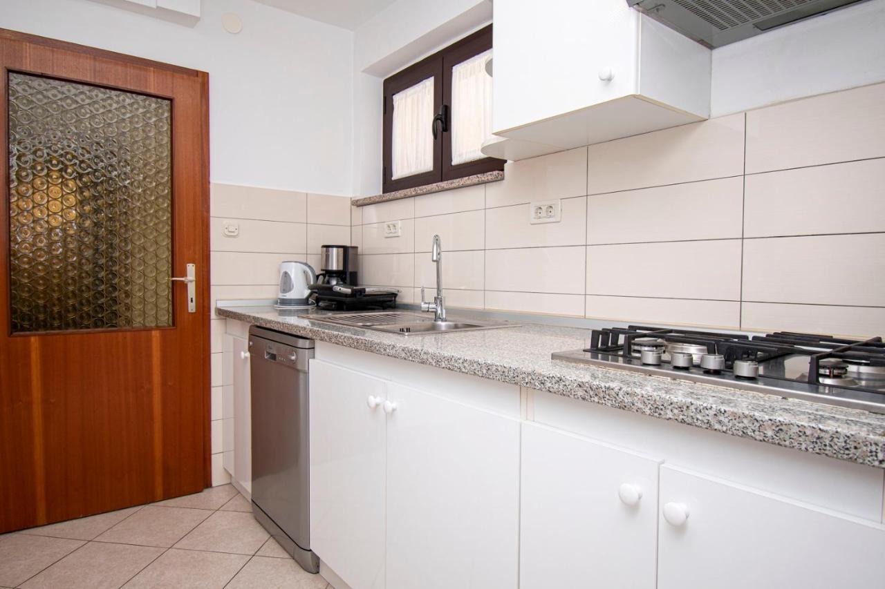 Holiday Apartment 50M From The Beach Pjescana Uvala Exterior photo