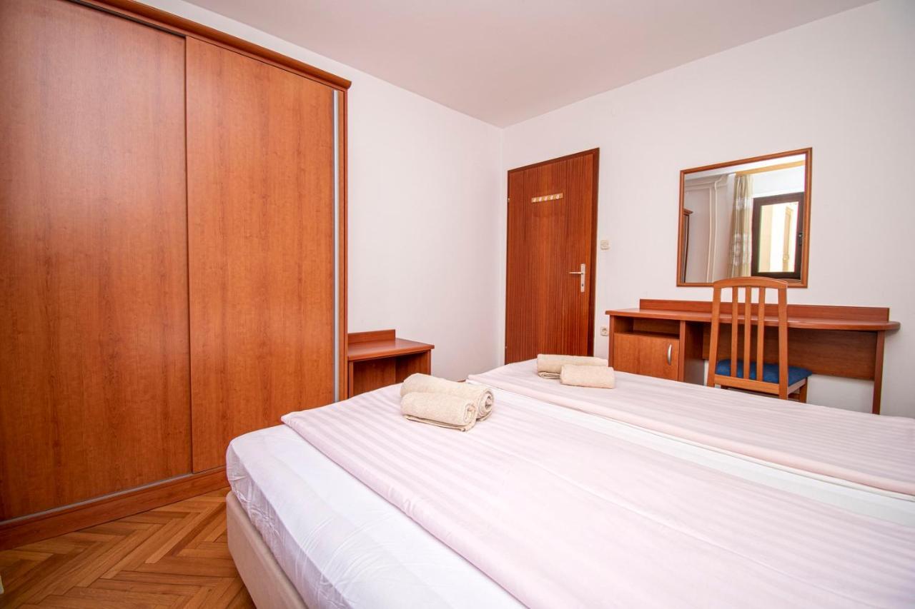 Holiday Apartment 50M From The Beach Pjescana Uvala Exterior photo