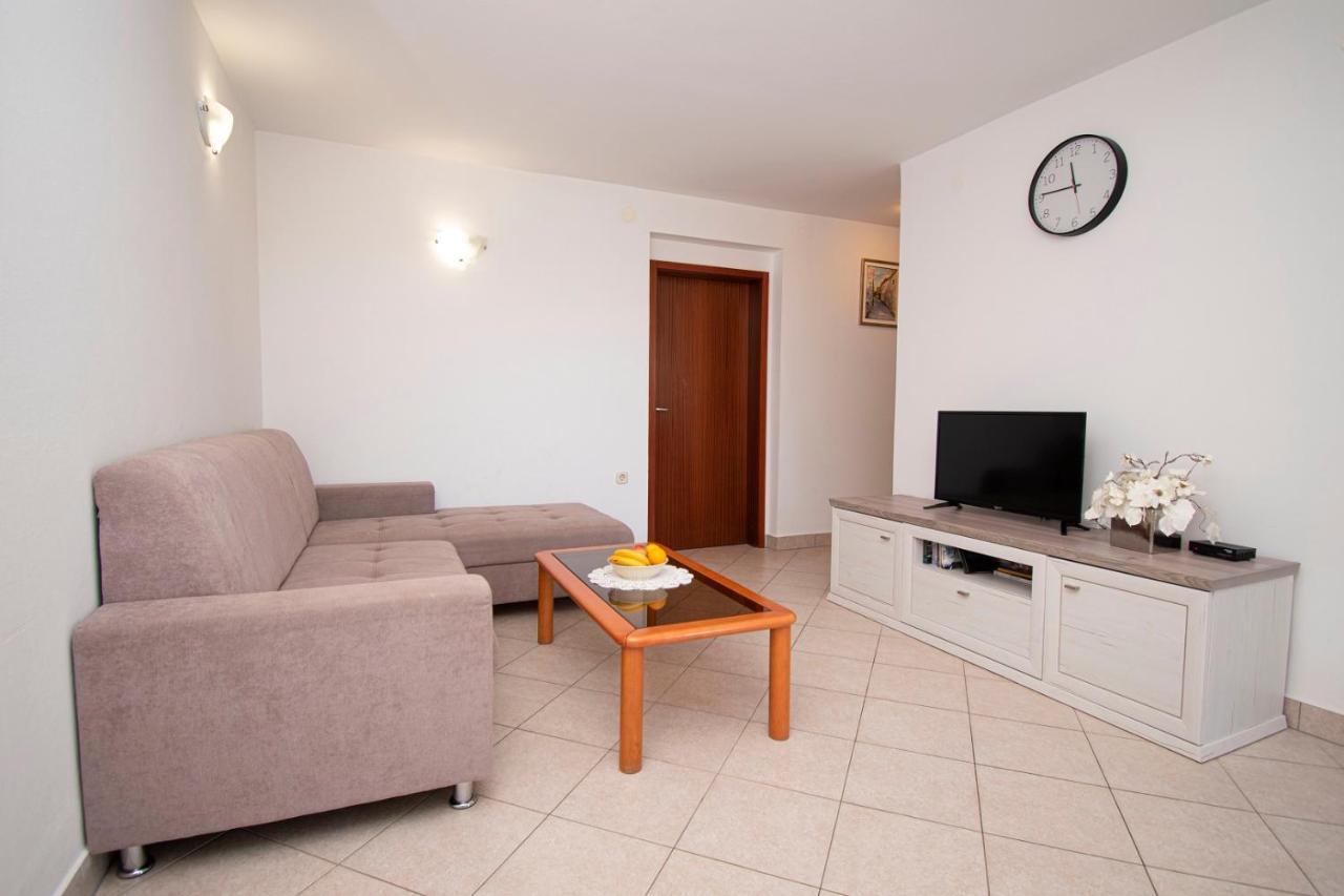 Holiday Apartment 50M From The Beach Pjescana Uvala Exterior photo