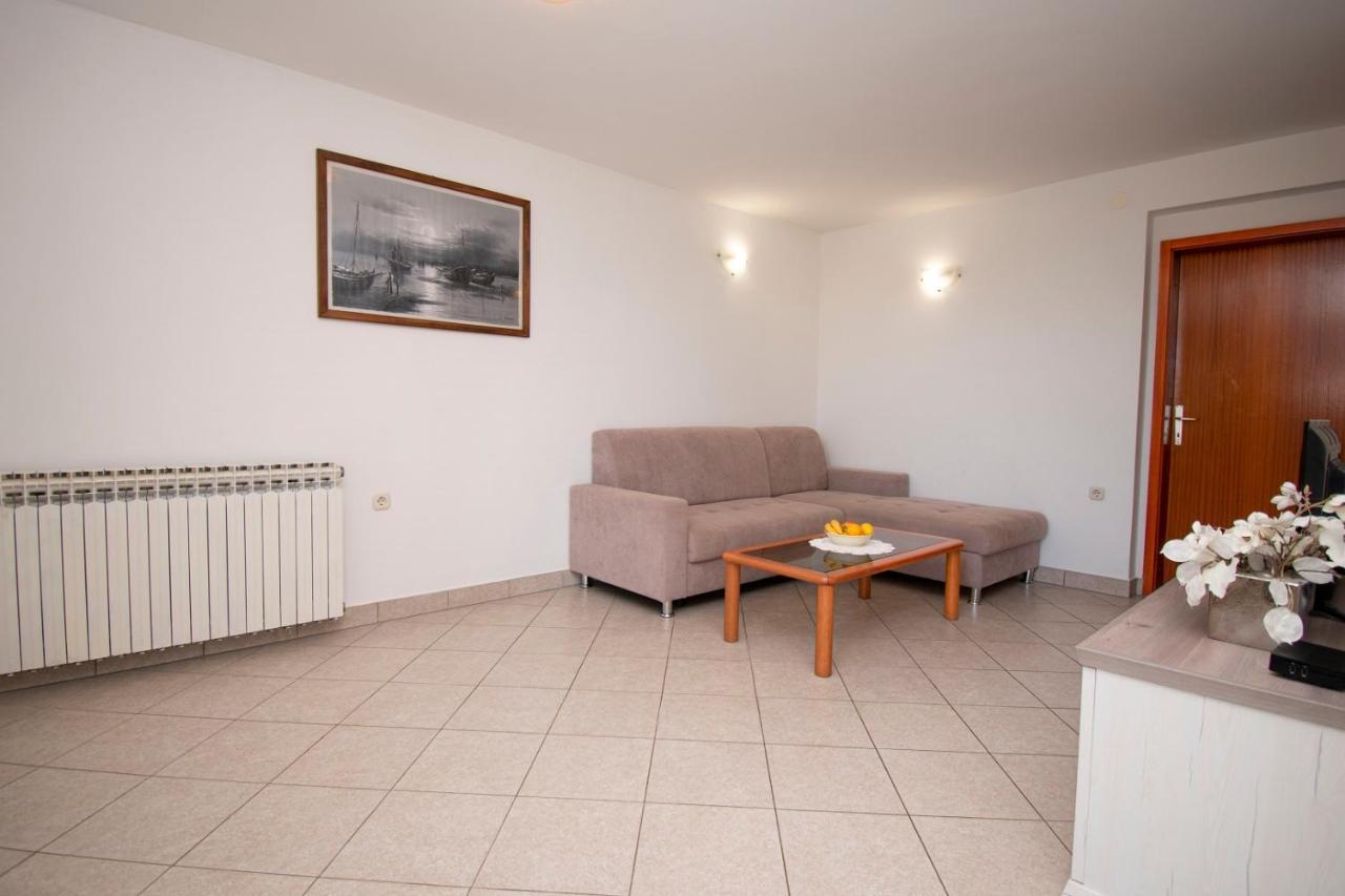 Holiday Apartment 50M From The Beach Pjescana Uvala Exterior photo