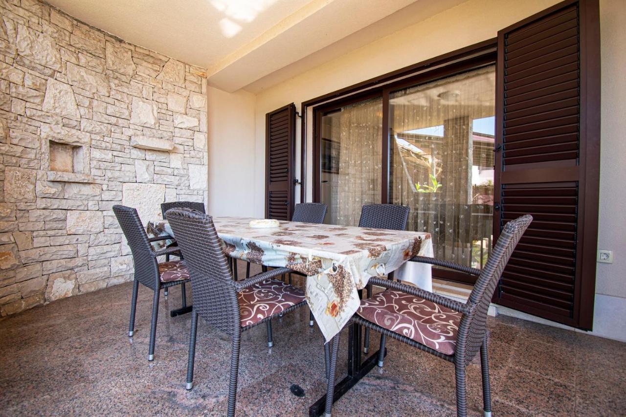Holiday Apartment 50M From The Beach Pjescana Uvala Exterior photo