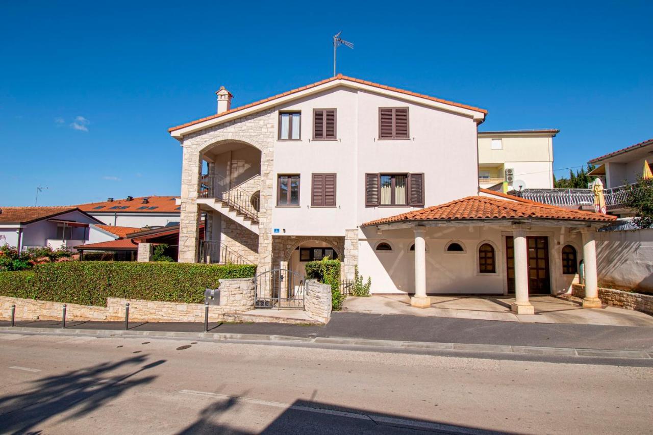 Holiday Apartment 50M From The Beach Pjescana Uvala Exterior photo